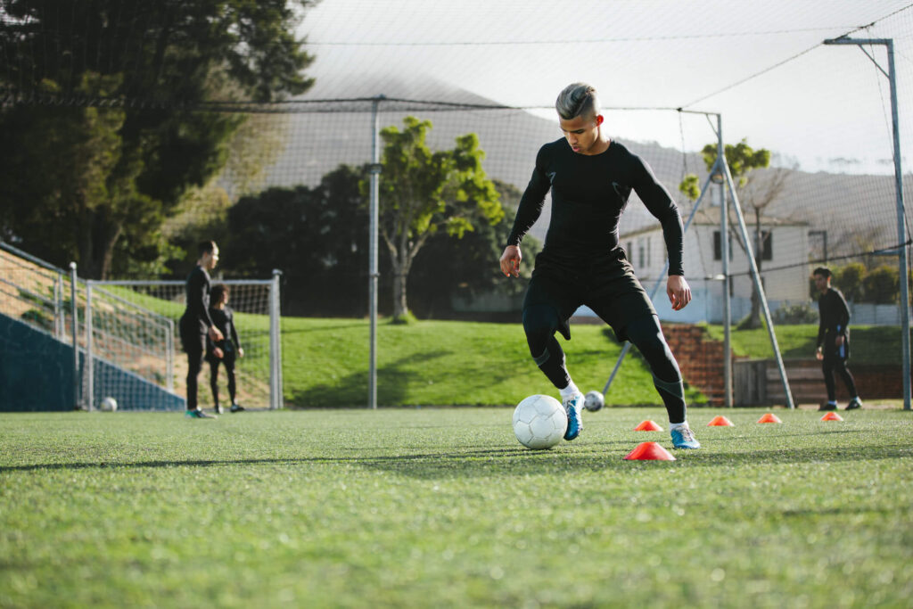 Futebol de campo: 6 técnicas para um atacante entortar o marcador - MRV no  Esporte