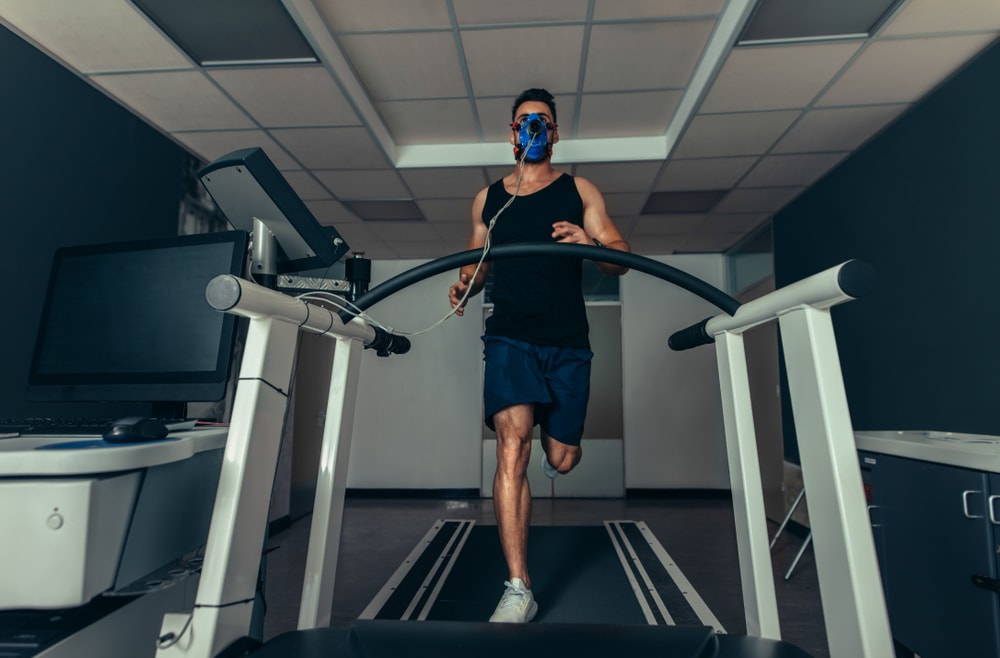 Quais são os protocolos de teste mais utilizados na ergoespirometria esportiva e como eles podem variar de acordo com o objetivo da avaliação